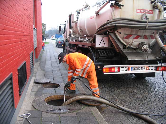 Emptying of a tank full with sewage by vacuum truck