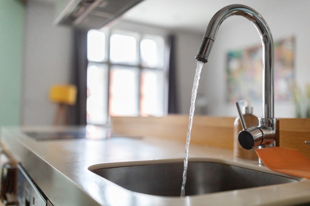 Close,Up,Shot,Of,Modern,Kitchen,Faucet,With,Water,Running